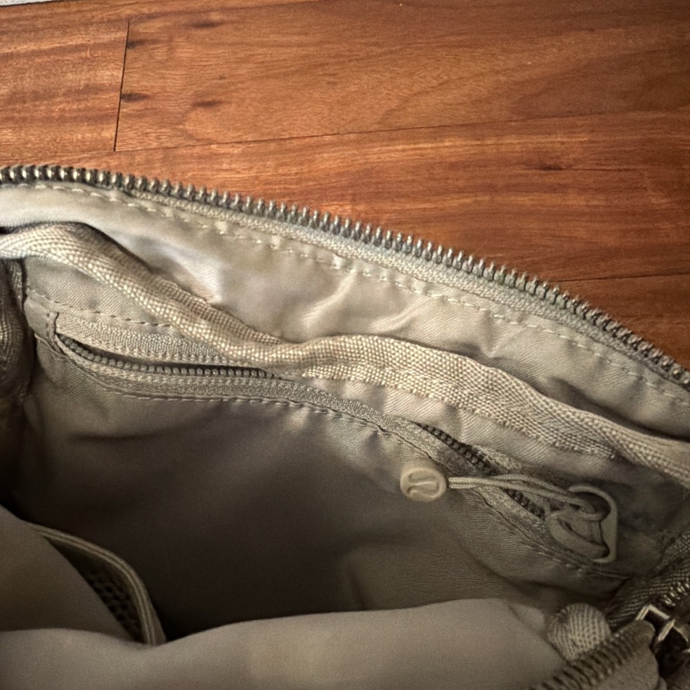 lululemon Wunderlust Crossbody Bag Mint Sage Green Adjustable Strap Silver Clasp - Picture 9 of 9